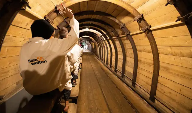 Una antigua mina de sal en Hallstatt, Austria, revela secretos de comunidades que habitaron el subsuelo hace 7.300 años, con 305 metros de túneles excavados. Una antigua mina de sal en Hallstatt, Austria, revela secretos de comunidades que habitaron el subsuelo hace 7.300 años, con 305 metros de túneles excavados.