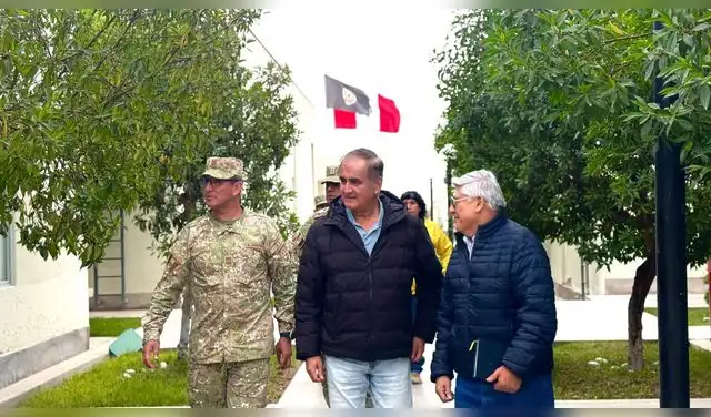 Llegada del senador Caballero, en el centro, recibido por el jefe del CEMAE, coronel Elvis Velásquez Grández (izquierda), el lunes 21 de septiembre de este año. Foto: Ejercito peruano  