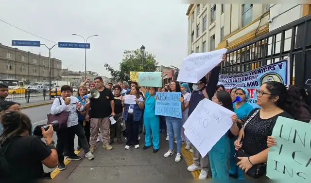 Reclamo de trabajadores en los exteriores del nosocomio