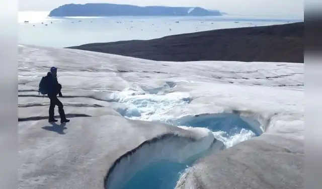 Agua de deshielo que fluye por la capa de hielo de Qaanaaq. Foto: Ken Kondo Agua de deshielo que fluye por la capa de hielo de Qaanaaq. Foto: Ken Kondo