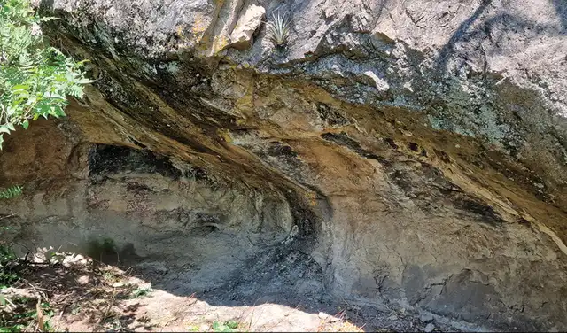 En la parte posterior de la cueva se pueden observar glifos pintados con nubes de fuego sobre ellos. Crédito: Antiquity En la parte posterior de la cueva se pueden observar glifos pintados con nubes de fuego sobre ellos. Crédito: Antiquity