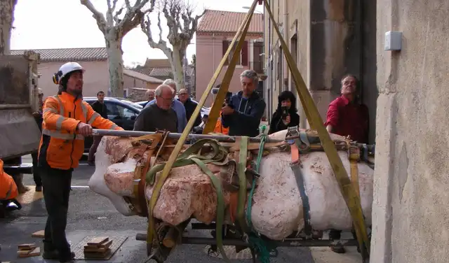 Los enormes fósiles tuvieron que ser transportados con una grúa. Foto: Damien Boschetto.