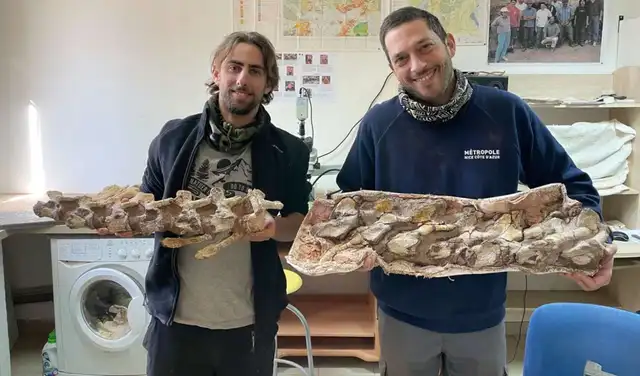 Damien Boschetto (izquierda) sosteniendo algunos de los huesos de dinosaurio que encontró. Foto: Damien Boschetto