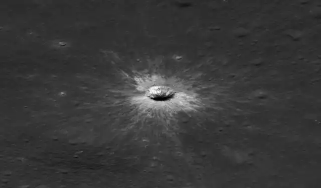 Vista lateral del nuevo cráter de la Luna tomada el 3 de marzo de 2026. Foto: NASA Vista lateral del nuevo cráter de la Luna tomada el 3 de marzo de 2026. Foto: NASA