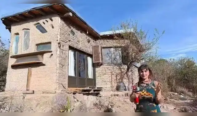 Estudiosa de Bellas Artes, literatura y fotografía, decidió construir su hogar en Los Hornillos, utilizando técnicas sostenibles con materiales reciclados como tierra, madera y parabrisas.