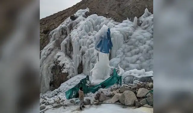 La idea ha cruzado fronteras: en 2016, Sonam Wangchuk implementó glaciares artificiales en los Alpes suizos, mostrando un enfoque eficiente y ecológico para la gestión del agua en zonas rurales. La idea ha cruzado fronteras: en 2016, Sonam Wangchuk implementó glaciares artificiales en los Alpes suizos, mostrando un enfoque eficiente y ecológico para la gestión del agua en zonas rurales.