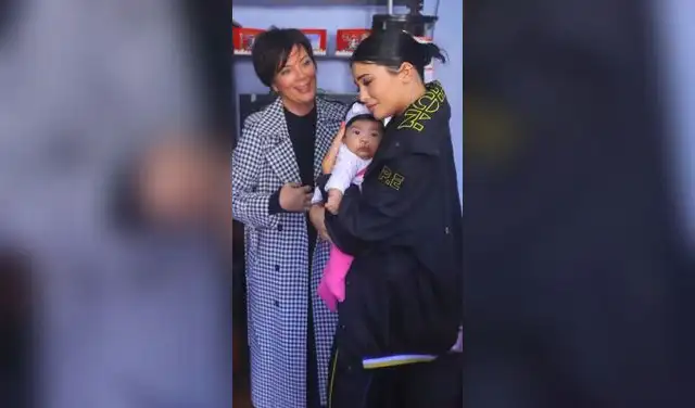 Junto a su madre, Kris Jenner, Kylie visitó el centro médico y tomó acción mediante su marca de cosméticos, creando un kit de labiales cuyos ingresos se destinaron a esta causa. Junto a su madre, Kris Jenner, Kylie visitó el centro médico y tomó acción mediante su marca de cosméticos, creando un kit de labiales cuyos ingresos se destinaron a esta causa.