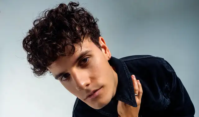 A sus 23 años, el cantautor peruano destaca su esfuerzo y preparación musical a lo largo de seis años, en los que ha trabajado como intérprete, compositor y productor.