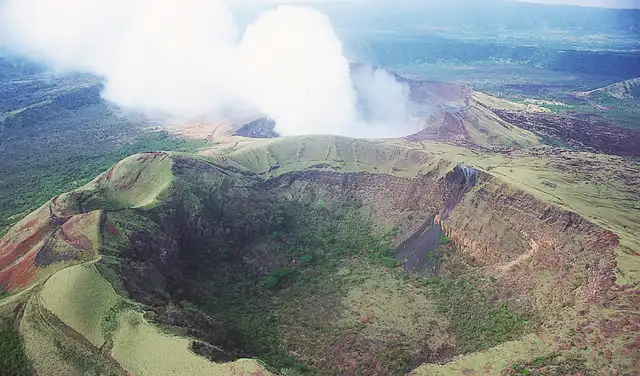 Cráteres Masaya (primer plano) y Santiago (segundo plano) dentro de la caldera El Ventarrón. Foto: hotelplazacolon.com