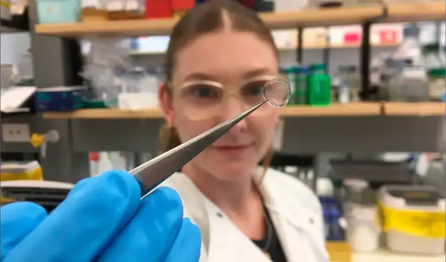 Caitlin Johnston, investigadora de CSIRO, quien lideró el desarrollo del apósito de seda para heridas. Foto: CSIRO