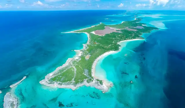 La isla ofrece playas privadas, lagunas interiores y un entorno natural prácticamente virgen. Foto: Vladi Private Islands La isla ofrece playas privadas, lagunas interiores y un entorno natural prácticamente virgen. Foto: Vladi Private Islands