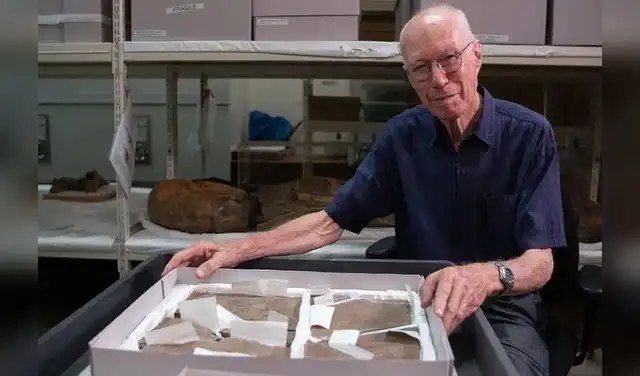 El profesor Bruce Runnegar se reencontró con el fósil que encontró hace casi 70 años. Foto: Universidad de Queensland El profesor Bruce Runnegar se reencontró con el fósil que encontró hace casi 70 años. Foto: Universidad de Queensland