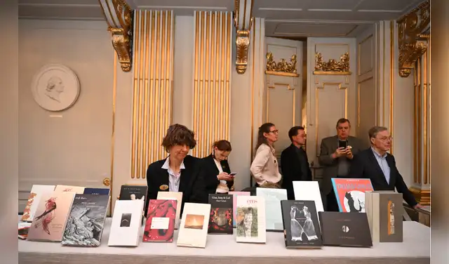 Libros de Anne Carson son exhibidos durante el anuncio de la Academia Sueca. Foto: AFP.