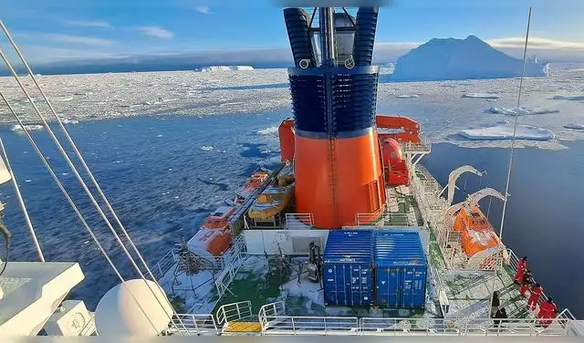Vista desde el buque de investigación Polarstern durante la expedición PS141 en la bahía de Vincennes, frente a la costa de la Antártida Oriental. Foto: Sebastian Krastel