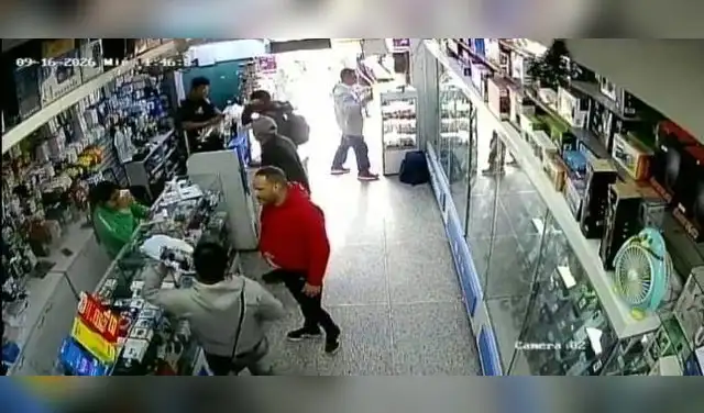 Compra de equipo celular usado para comunicaciones previo al asesinato de "China Polo". Foto: La República  