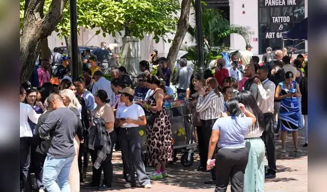 Personas evacuadas de un edificio se congregan en una plaza tras el fuerte terremoto que azotó el país. Personas evacuadas de un edificio se congregan en una plaza tras el fuerte terremoto que azotó el país.