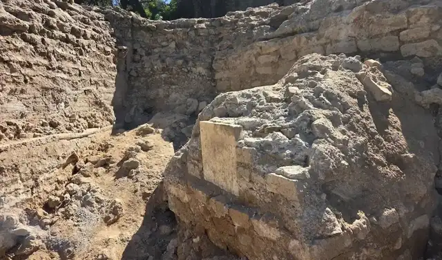 La losa está colocada en la parte frontal de una pequeña estructura cuadrada construida con bloques de toba y mortero. Foto: Ministero della Cultura