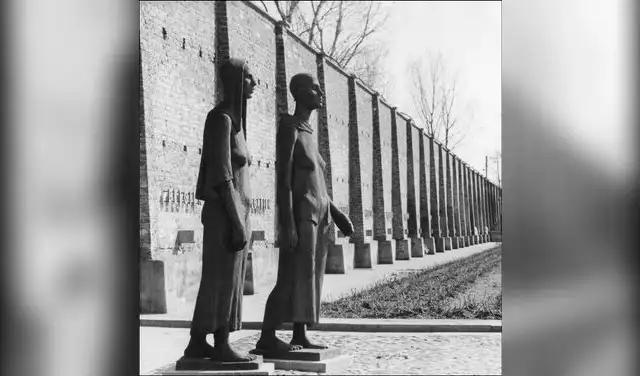 Una fotografía tomada el 15 de abril de 1965 muestra dos estatuas frente al campo de concentración nazi de Ravensbrück, situado a 80 km de Berlín, en memoria de las personas deportadas durante la Segunda Guerra Mundial. Foto: AFP.