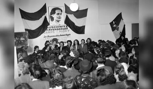 Mujeres comunistas deportadas al campo de exterminio de Ravensbrück son recibidas en la sede de la organización comunista 