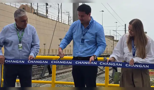 Escritura Representantes de Changan participan en la ceremonia de inauguración de la intervención de marca en uno de los trenes de la Línea 1 del Metro de Lima. Foto: Melissa Landa / URPI - LR.