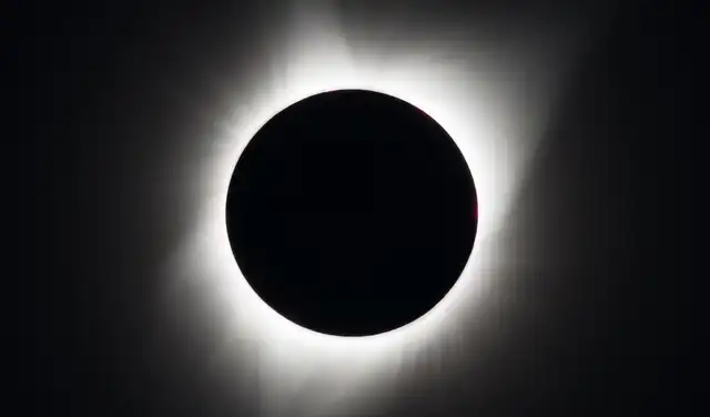 Un eclipse solar total ocurre cuando la Luna pasa exactamente entre la Tierra y el Sol, lo que bloquea por completo la luz solar. Foto: NASA Un eclipse solar total ocurre cuando la Luna pasa exactamente entre la Tierra y el Sol, lo que bloquea por completo la luz solar. Foto: NASA