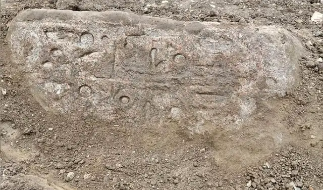 Un bloque de granito rosa con inscripciones jeroglíficas en la aldea de Behebat al-Hijara. Foto: Ministerio de Turismo y Antigüedades/Facebook