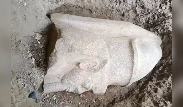 La cabeza de la segunda estatua, probablemente también de Ramsés II. Foto: Ministerio de Turismo y Antigüedades de Egipto/Facebook