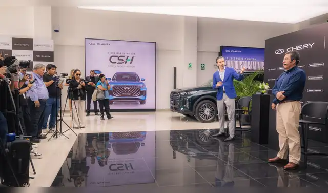 Representantes de Chery y Perumotor participaron en el tradicional corte de cinta que marcó la apertura del nuevo showroom de la marca automotriz en Miraflores. Fuente: Difusión  