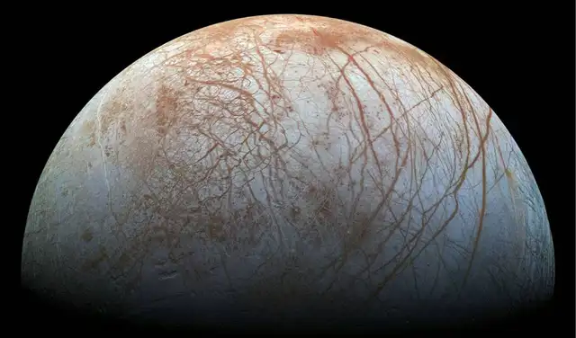Europa es una de las 115 lunas que orbitan a Júpiter. El satélite está cubierto por un capa gigantesca de hielo. Foto: NASA