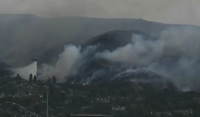 Un helicóptero arroja agua sobre el incendio de Norte en San Juan Capistrano, California. Foto: AFP Un helicóptero arroja agua sobre el incendio de Norte en San Juan Capistrano, California. Foto: AFP