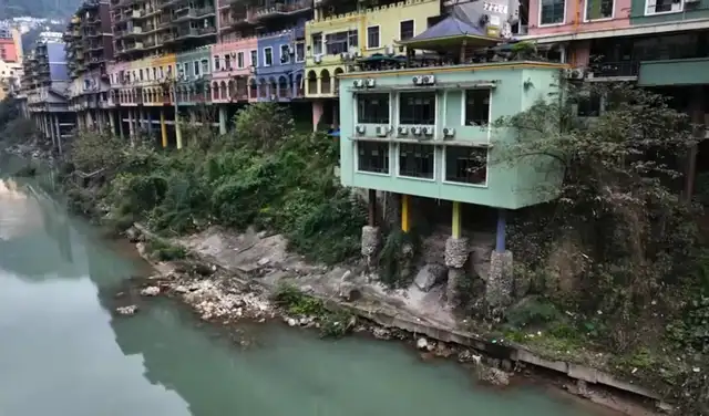 Casas construidas sobre pilares en la ciudad de Yanjin. Foto: Captura/TF1 Info