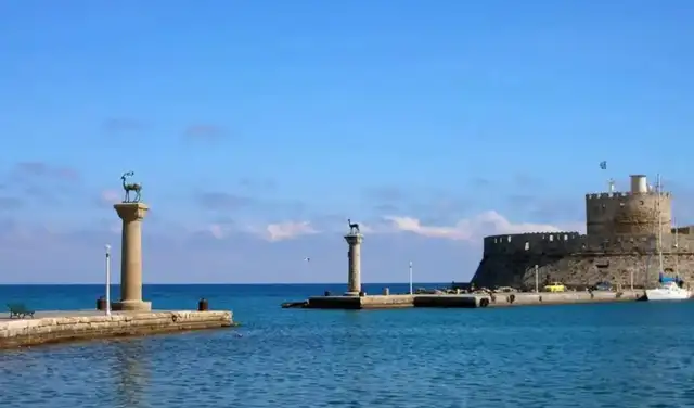 El puerto de Mandraki en la isla de Rodas, Grecia, donde se alzan las famosas columnas asociadas con el emplazamiento del Coloso de Rodas. Foto: Capa Esculturas
