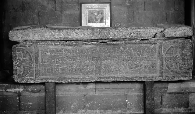 En el lateral del sarcófago de la época romana que se conserva en la Abadía de Westminster, hay una inscripción en latín. Foto: Dean & Chapter of Westminster En el lateral del sarcófago de la época romana que se conserva en la Abadía de Westminster, hay una inscripción en latín. Foto: Dean & Chapter of Westminster