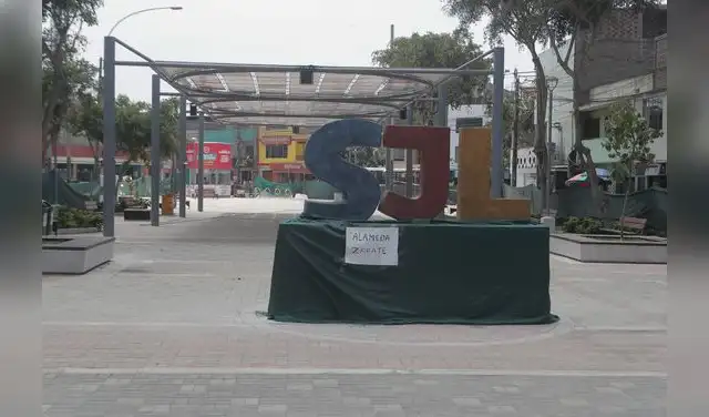 Vecinos de Zárate, en el distrito de San Juan de Lurigancho, realizan un plantón en protesta por la decisión de denominar Alameda Caja de Agua a la nueva alameda