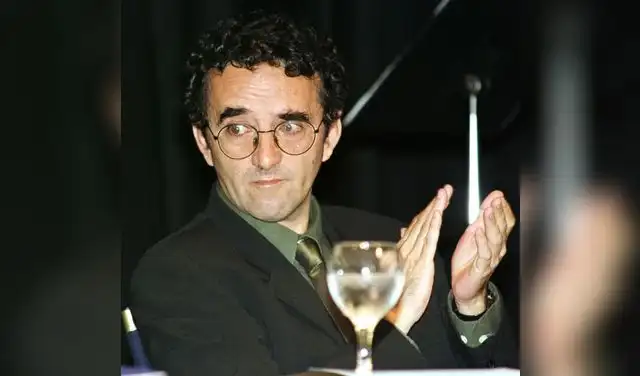“Claro, esta hipótesis nace a raíz de esta novela de Roberto Bolaño. Monsieur Pain fue un personaje real que atendió a Vallejo bajo acupuntura. Bolaño dice que había personas vestidas de negro que seguían a Vallejo”. Foto: AFP.