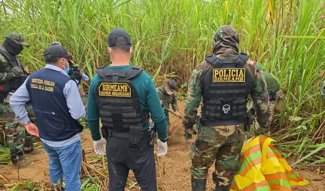La Policía Nacional del Perú inició la búsqueda de fosas clandestinas en La Pampa, Madre de Dios, tras hallar restos de dos hombres enterrados en la zona de actividad criminal.
