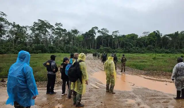 La Policía Nacional del Perú inició la búsqueda de fosas clandestinas en La Pampa, Madre de Dios, tras hallar restos de dos hombres enterrados en la zona de actividad criminal.