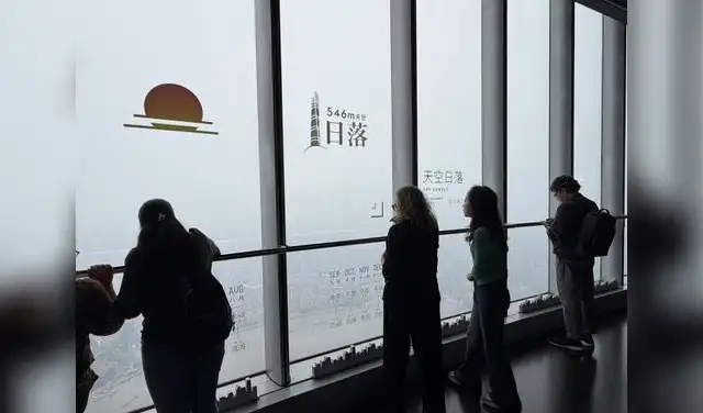 Los visitantes disfrutan de una vista panorámica en la Shanghái Tower pese a la bruma que cubre la ciudad. Foto: La República/Jennifer Valqui