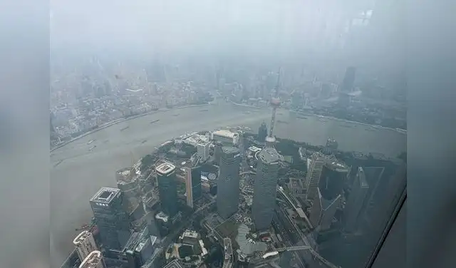Desde el piso 118, los visitantes pueden observar los icónicos edificios de Shanghái, como la Torre Jin Mao y la Perla Oriental. Foto: La República/Jennifer Valqui
