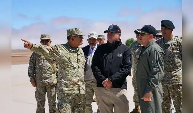 El 12 de septiembre, el comandante general del Ejército, Oswaldo Calle, presenta los tres helicópteros "reparados" al ministro de Defensa, Rafael Belaude. Foto: Ministerio de Defensa El 12 de septiembre, el comandante general del Ejército, Oswaldo Calle, presenta los tres helicópteros "reparados" al ministro de Defensa, Rafael Belaude. Foto: Ministerio de Defensa