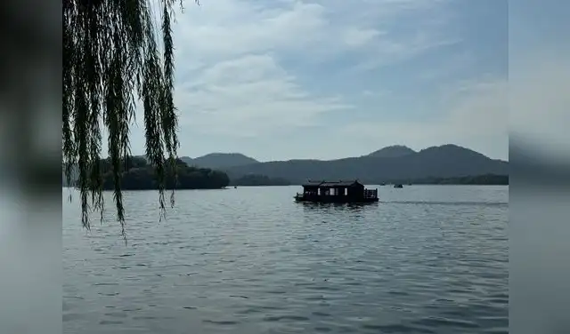 El Lago del Oeste en Hangzhou, justo el cuerpo de agua que rodea la colina donde se encuentra el Pabellón Wenlan. Foto: LR/Jennifer Valqui