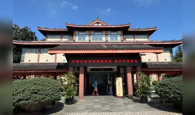 La fachada del edificio principal del Pabellón Gushan del Museo Provincial de Zhejiang. Foto: LR/Jennifer Valqui