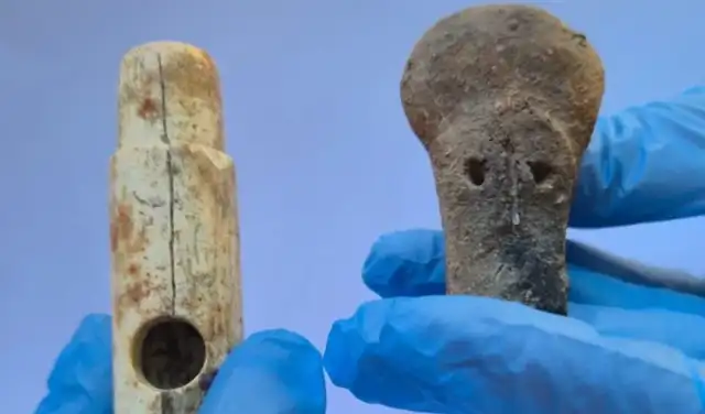 Una flauta de hueso de 2.800 años y la cabeza de un ídolo de aproximadamente 4.500 años, recuperadas durante las excavaciones de Troya en 2026. Foto: Ministerio de Cultura y Turismo de Turquía