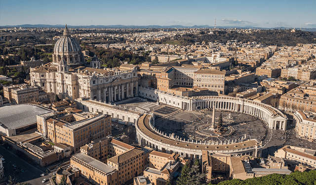 St. Peter's Square, where the financial operations of the Holy See are shaped by donations, tourism, and investments, funding the salaries and projects of the Church. Photo: EFE St. Peter's Square, where the financial operations of the Holy See are shaped by donations, tourism, and investments, funding the salaries and projects of the Church. Photo: EFE