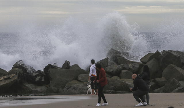 Personas observan grandes olas en el rompeolas de Venice Beach el 15 de enero de 2022 en Los Ángeles, California. Foto: AFP