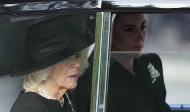 Camilla, la reina consorte (izquierda) y Catalina, princesa de Gales, a bordo de un vehículo delante del ataúd de la reina Isabel II. Foto: AFP