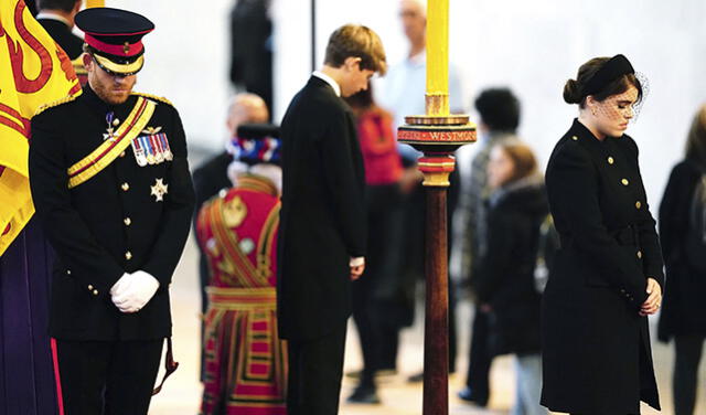 Algunos de los nietos de la reina Isabel II celebran una vigilia alrededor del ataúd de la monarca. Foto: AFP