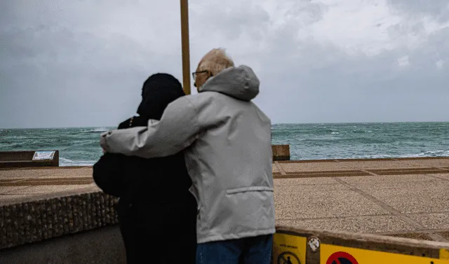 En el mundo de los sueños, cuando alguien te abraza por la espalada significa que está pasando por un momento difícil. Foto: AFP