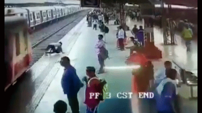 Video Joven Casi Es Atropellado Al Cruzar Las Vías Del Tren India