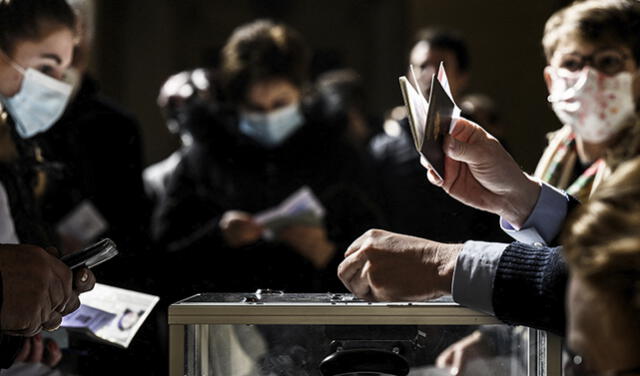 Ciudadanos hacen cola para emitir su voto para la primera ronda de las elecciones presidenciales de Francia. Foto: AFP